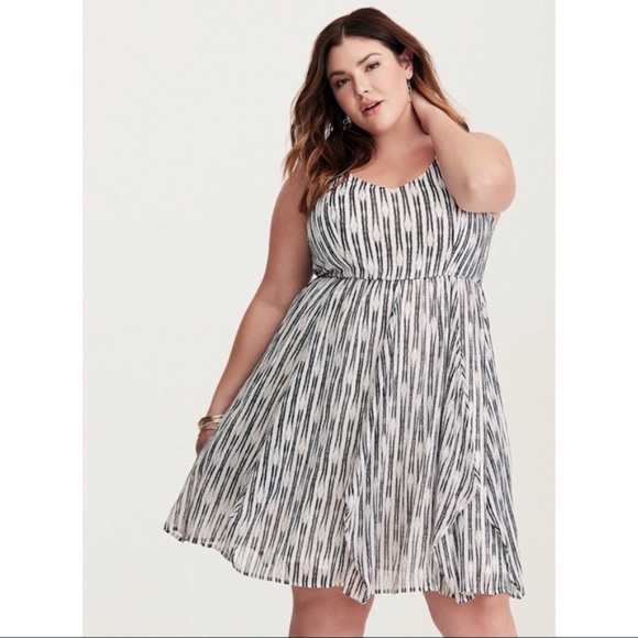 Torrid Dresses & Skirts - Torrid Chiffon Dress smocked back Size 1
